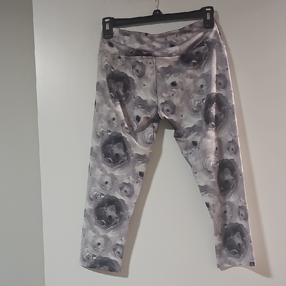 Onzie Black and Gray Floral Leggings - Picture 3 of 3